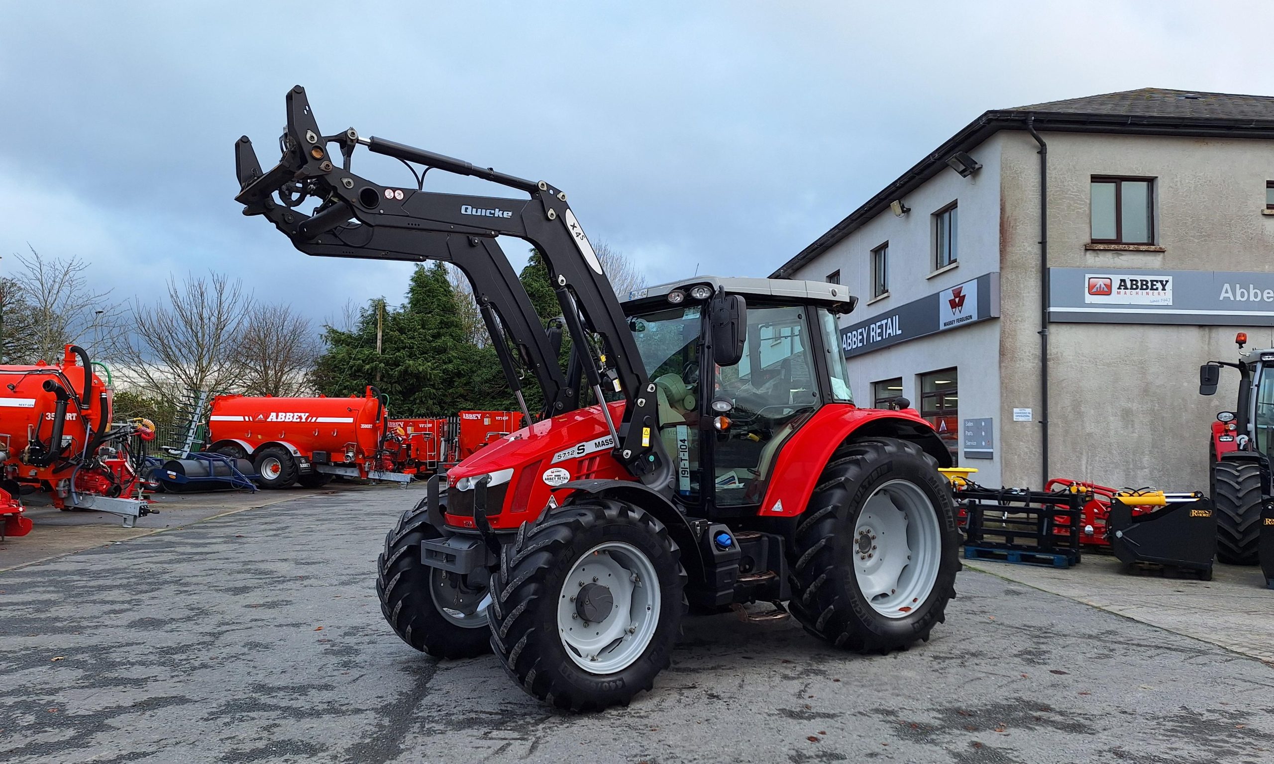 Massey Ferguson 5712S