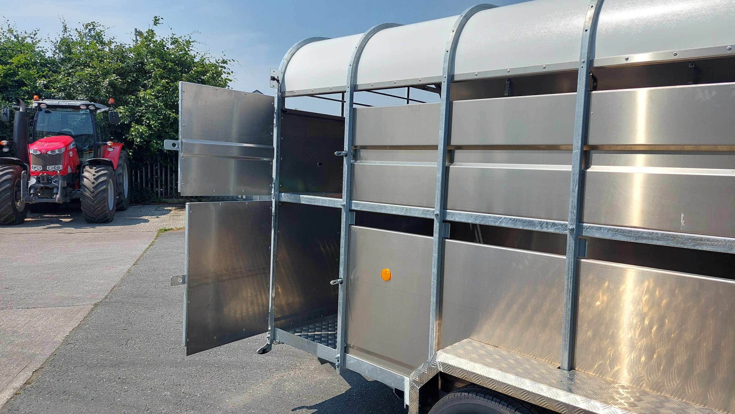 Nugent 14FT Tri-Axle Livestock Trailer - Image 8